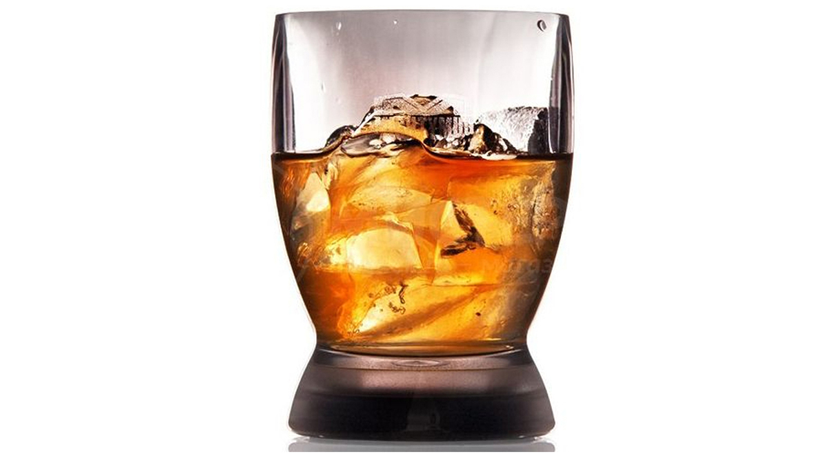 Рокс бокал с виски со льдом