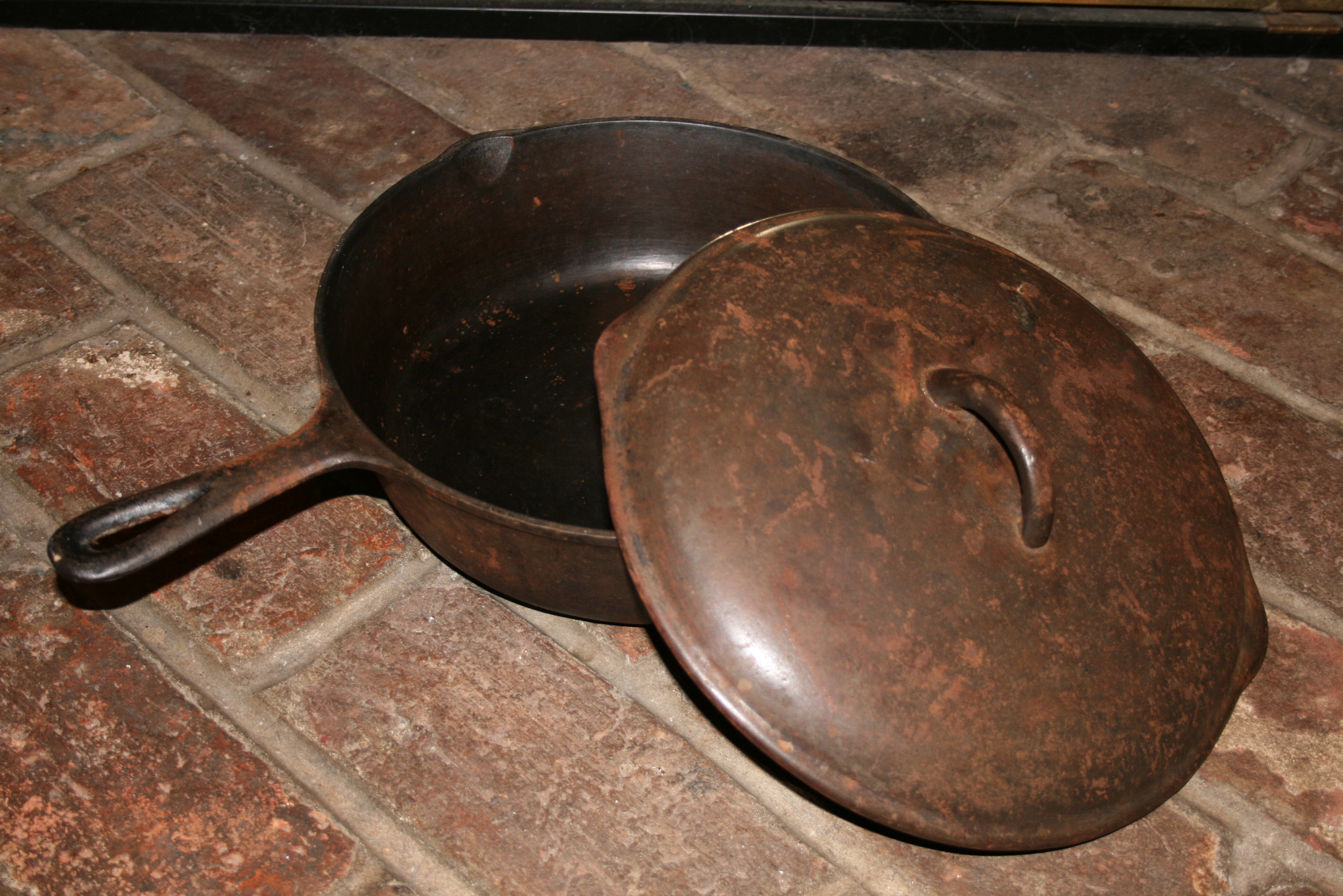 Чугунная сковорода с ржавчиной