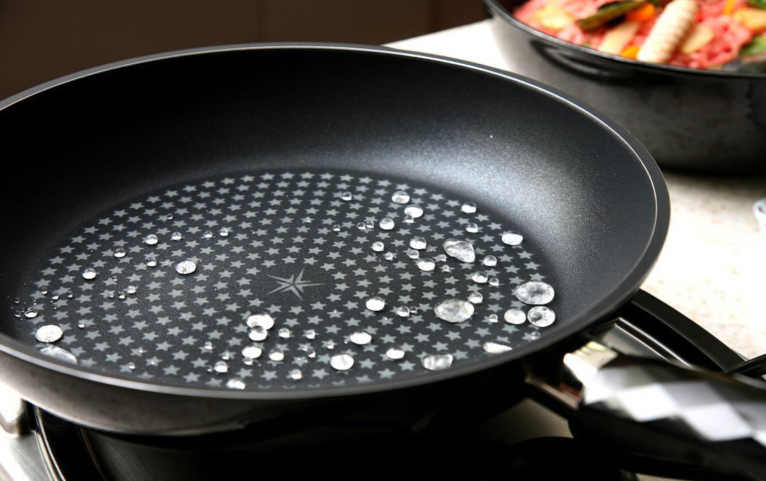 Фото сковороды с алмазным антипригарным покрытием