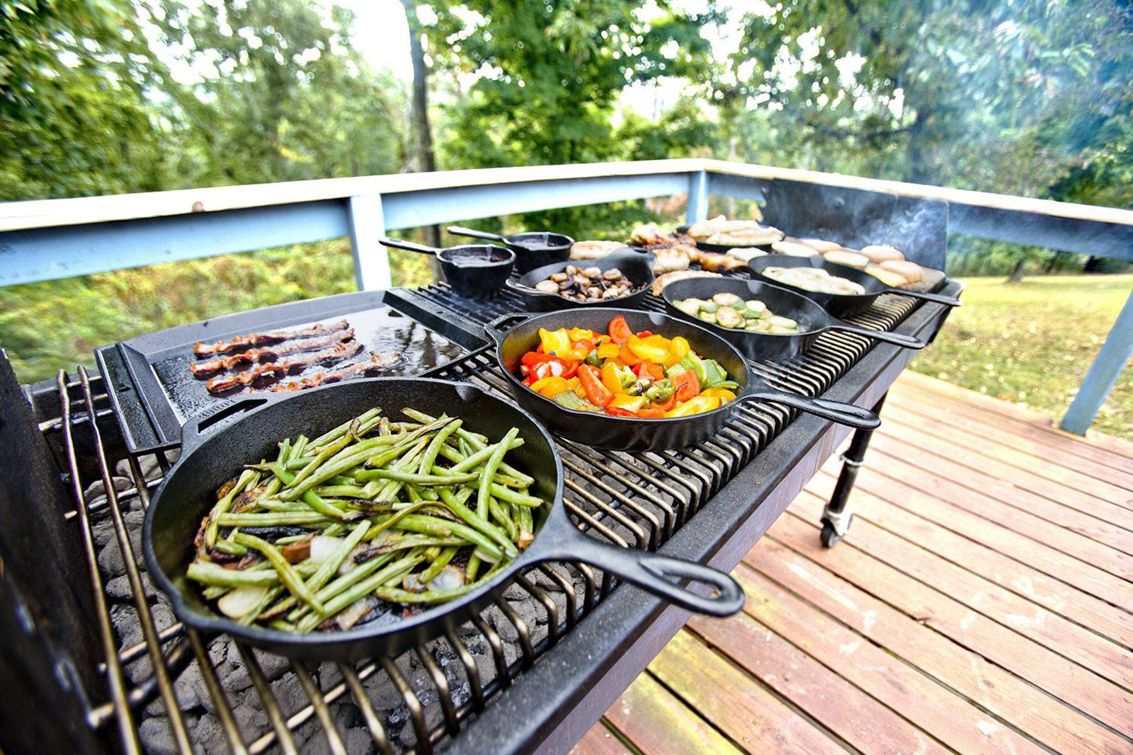 Сковородки Lodge на мангале
