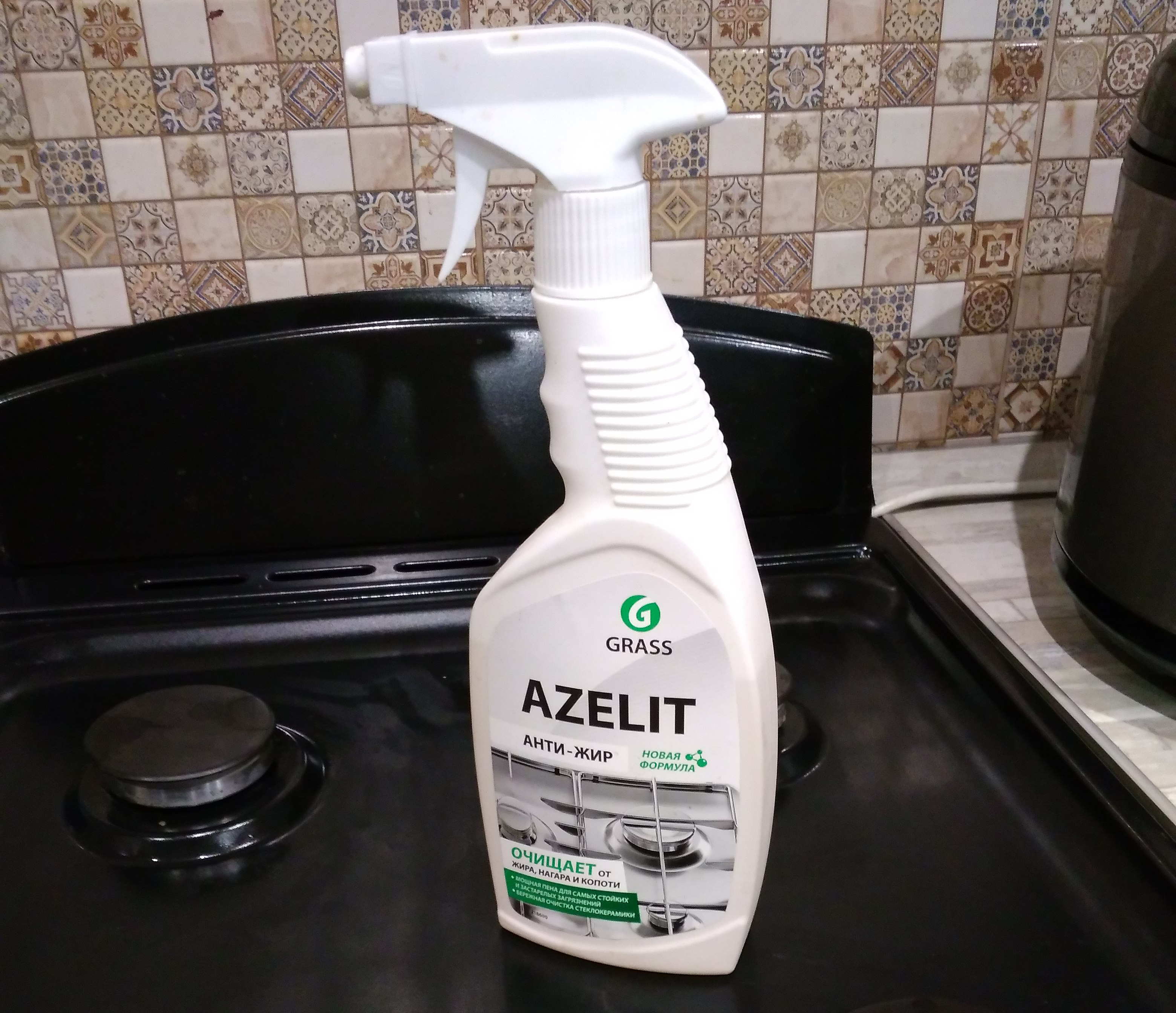Средство Azelit Антижир на плите