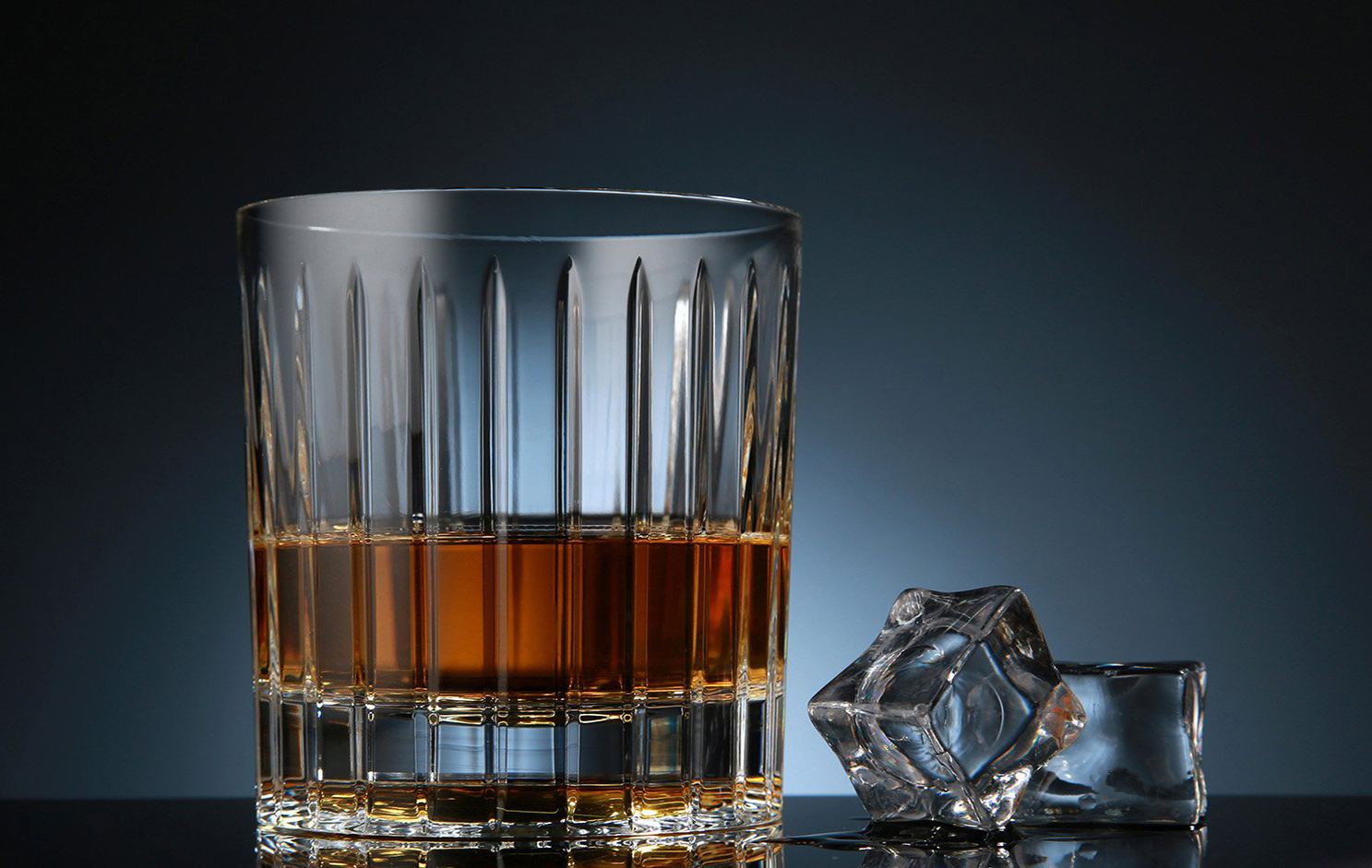 Стакан с виски и льдом