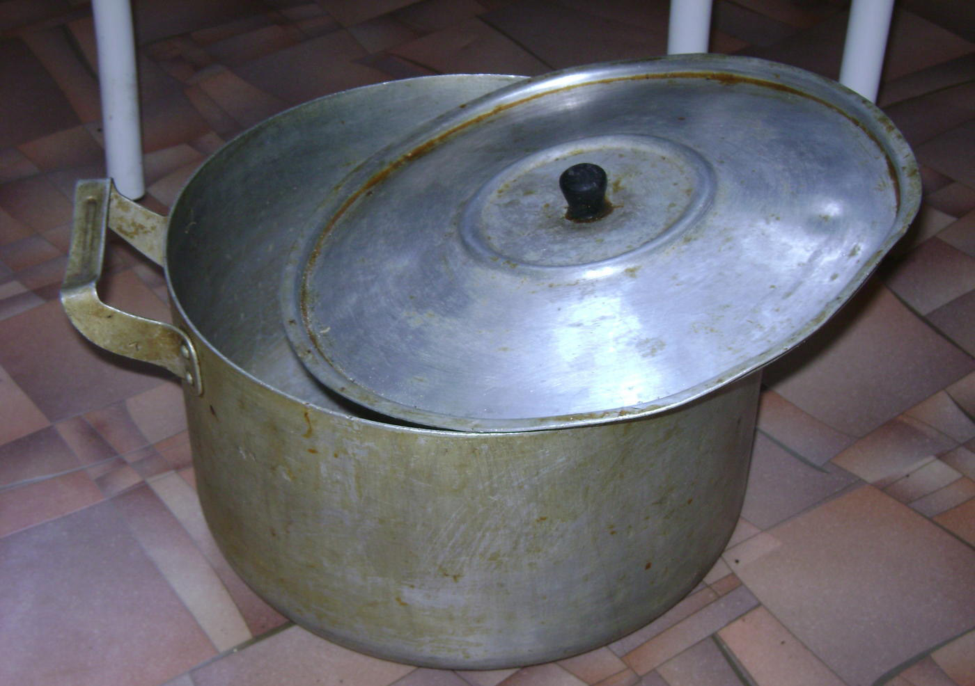 Старая алюминиевая кастрюля