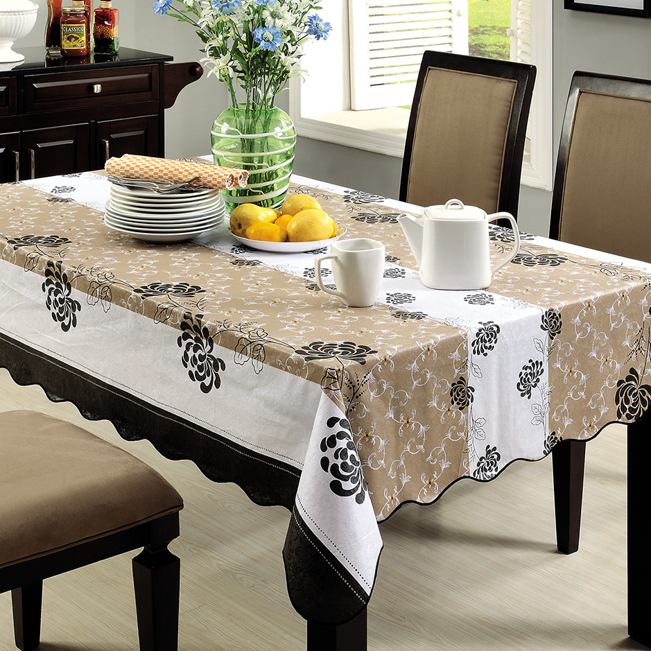 Стол со скатертью