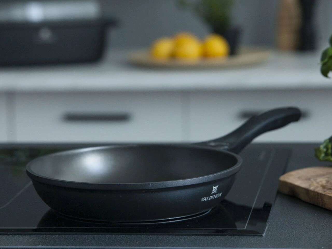 Фото тефлоновой сковороды на плите