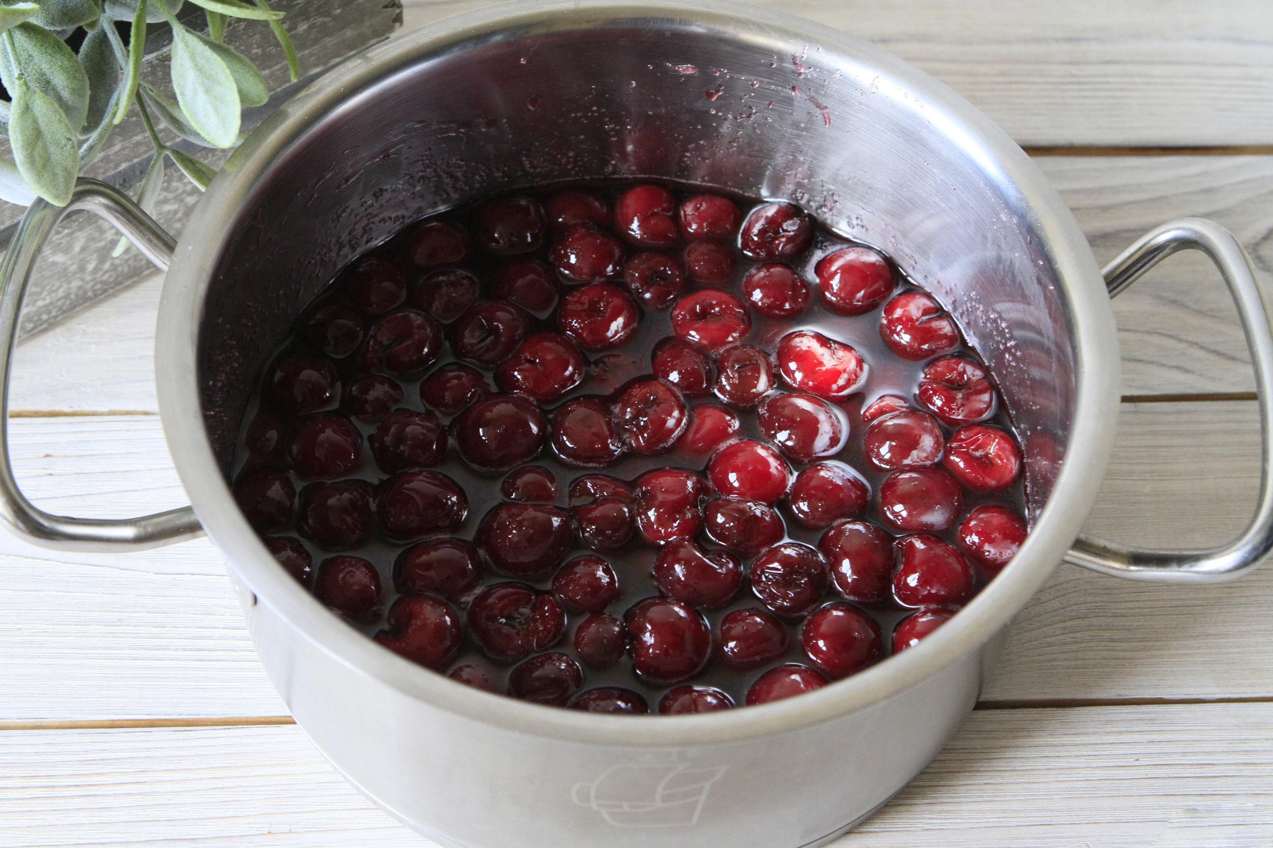 Вишневое варенье в кастрюле