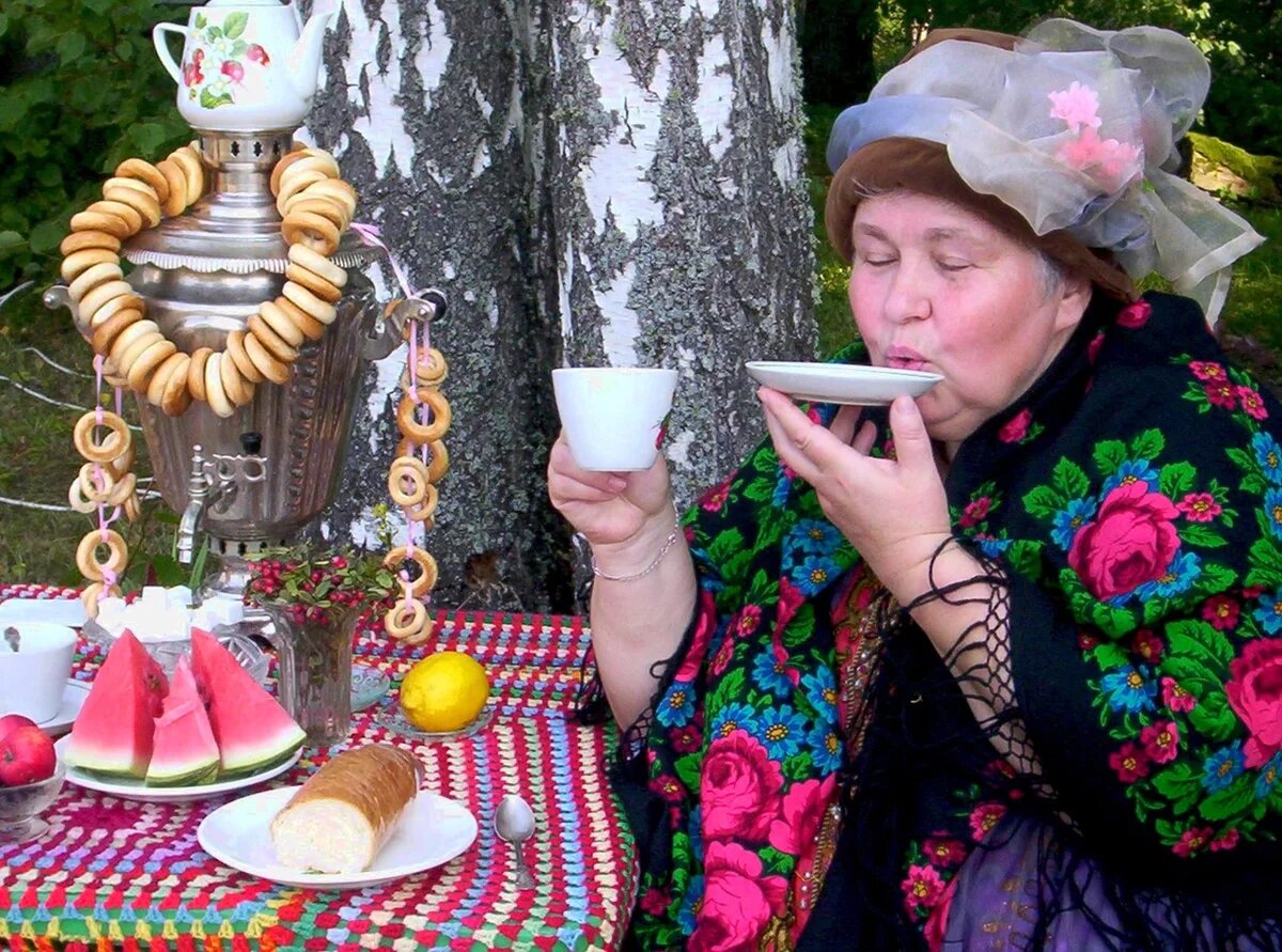 Женщина с блюдцем