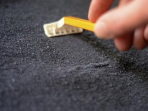 убрать катышки с помощью бритвы