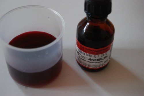 kak_i_chem_otmyt_fukorcin_s_kozhi_mebeli_pola_i_odezhdy-2