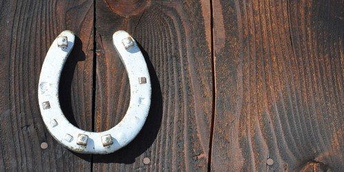 podkova_nad_dver_yu_v_dome_kak_pravil_no_veshat_dlya_schast_ya_i_blagopoluchiya-1