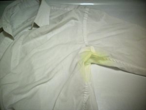 желтые пятна от пота на белом